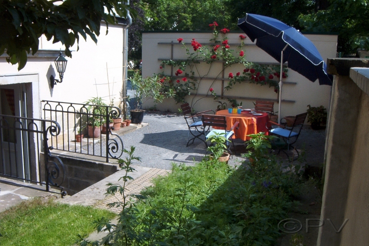 Garten mit Sitzgruppe (Privatbereich zur Ferienwohnung) Foto 1